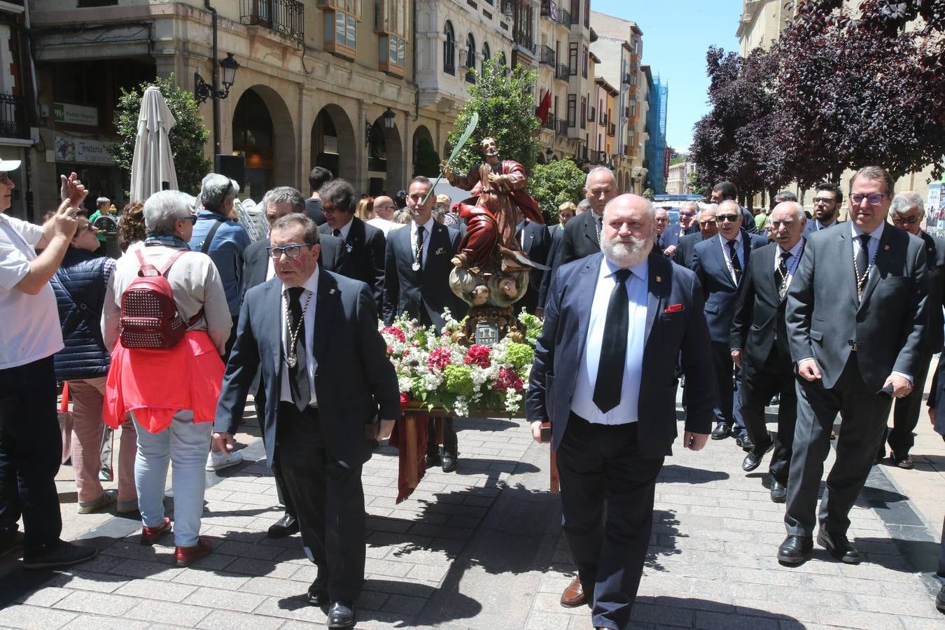 La Cofradía Logroñesa de San Bernabé ha estado acompañada en la procesión por el Grupo Contradanza.