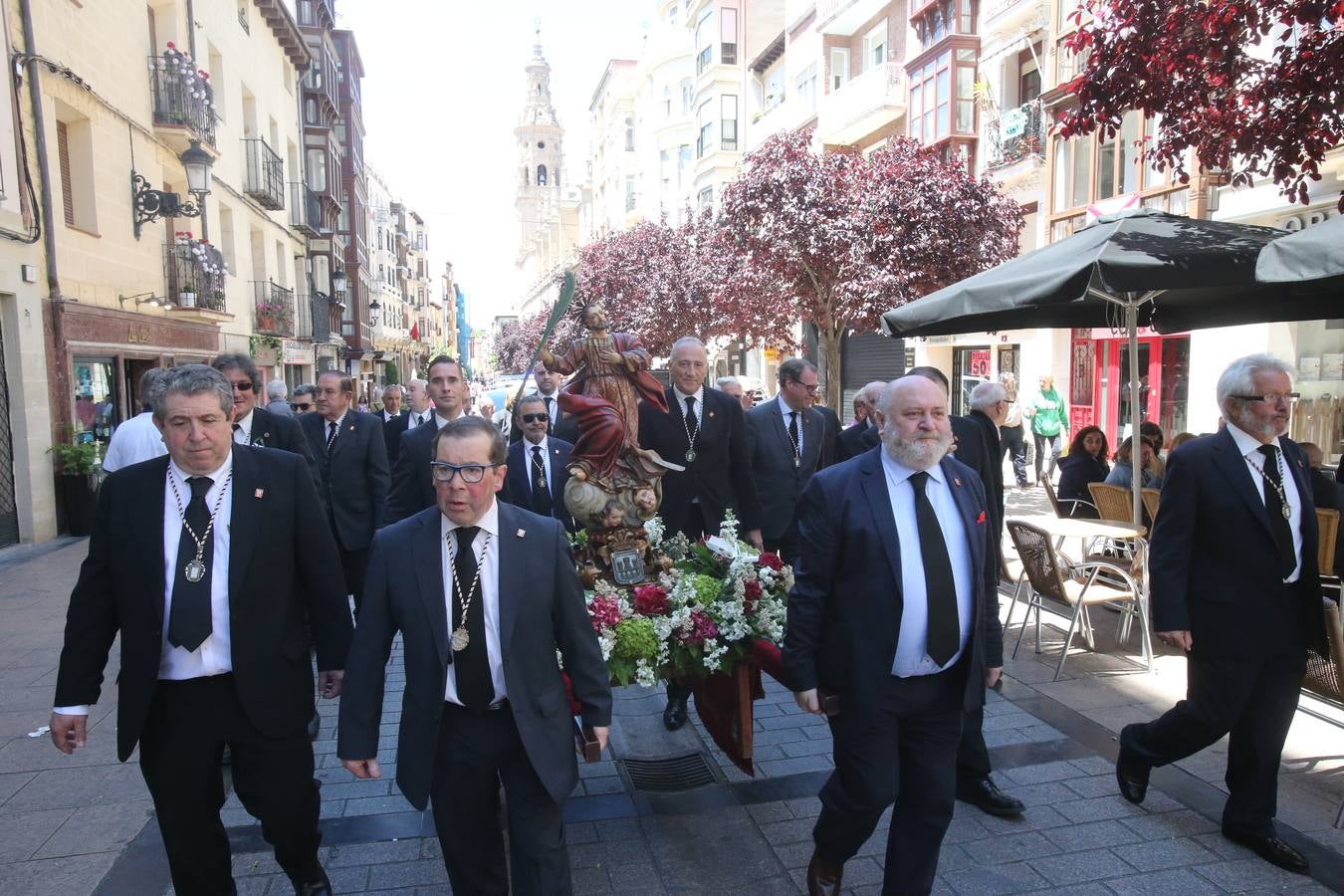 La Cofradía Logroñesa de San Bernabé ha estado acompañada en la procesión por el Grupo Contradanza.