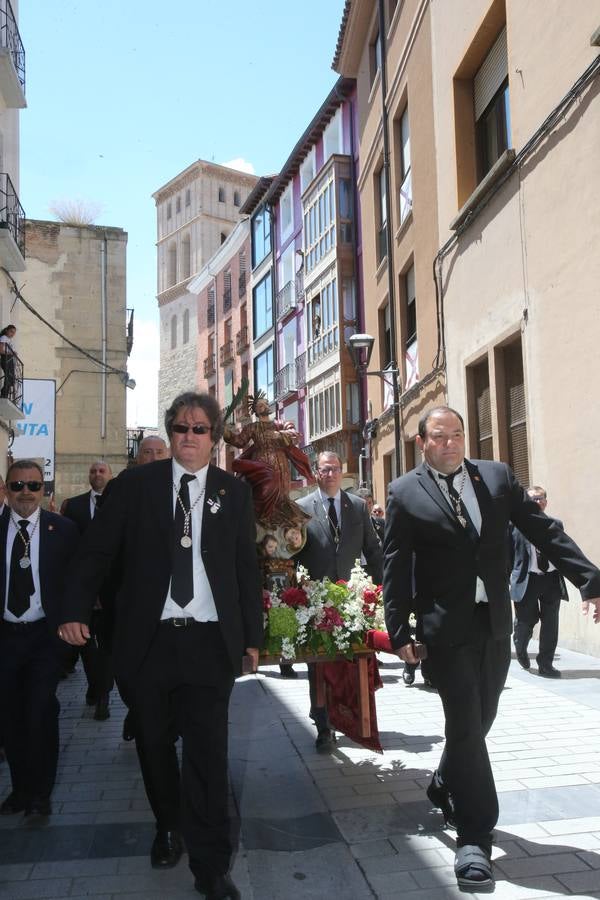La Cofradía Logroñesa de San Bernabé ha estado acompañada en la procesión por el Grupo Contradanza.