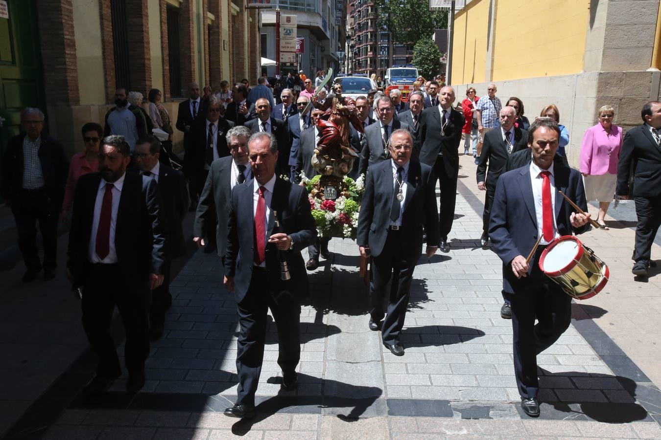 La Cofradía Logroñesa de San Bernabé ha estado acompañada en la procesión por el Grupo Contradanza.
