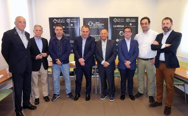 Los miembros de la Junta Directiva del Club de Marketing de La Rioja junto a los galardonados con los Premios Mercurio 2019. 