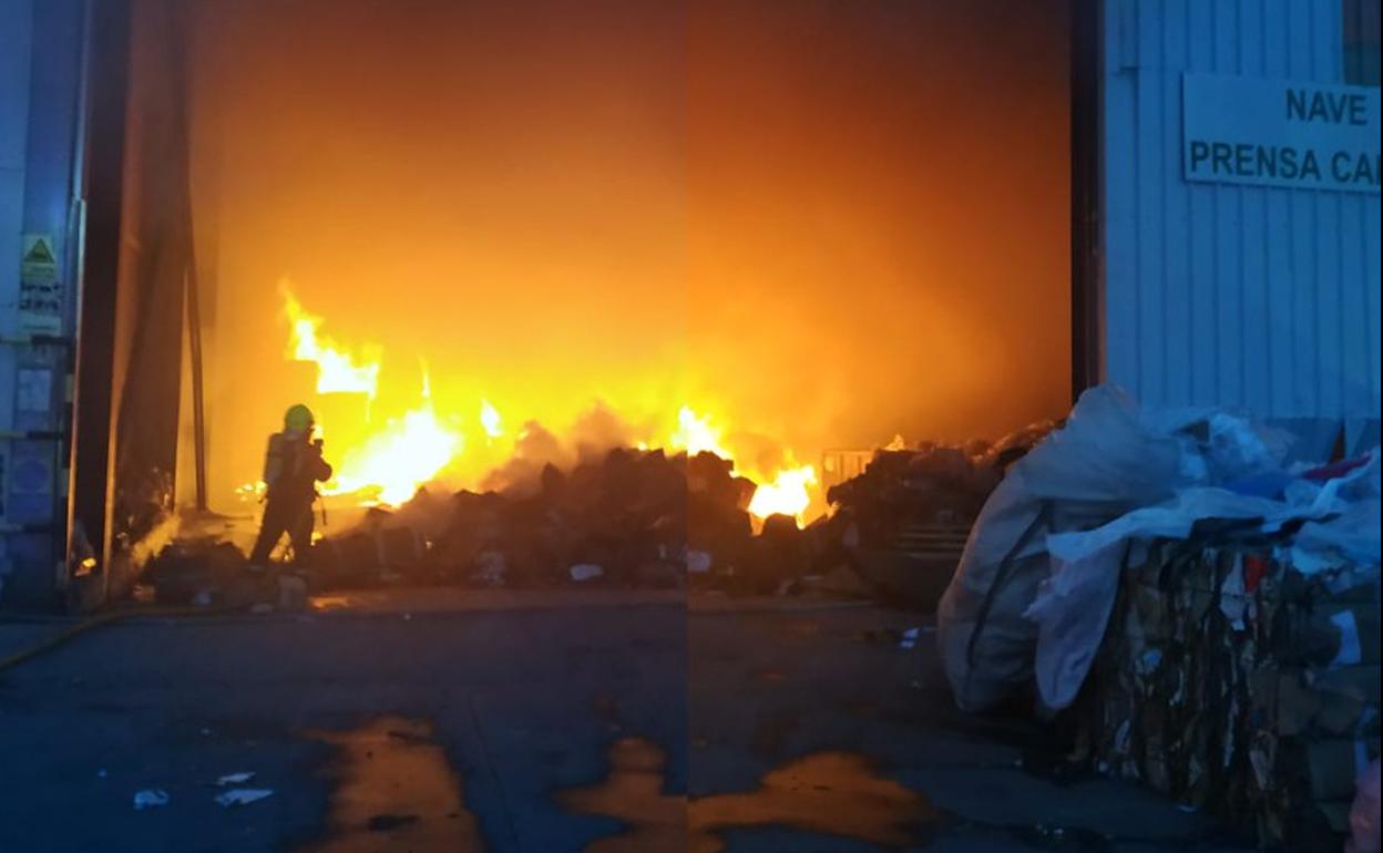 Extinguido de madrugada el aparatoso incendio de la empresa Recuperaciones Viguera en Arnedo