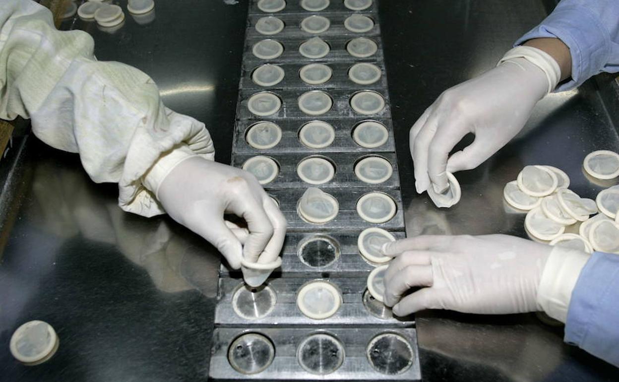 Trabajadores de una fábrica de preservativos.