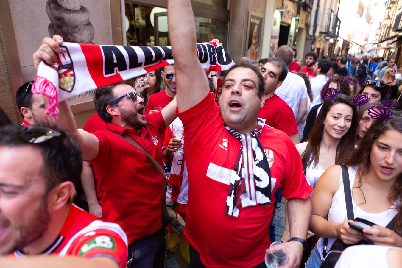 Los aficionados blanquirrojos han llenado de color las calles de Logroño en los minutos previos al encuentro frente al Hércules.