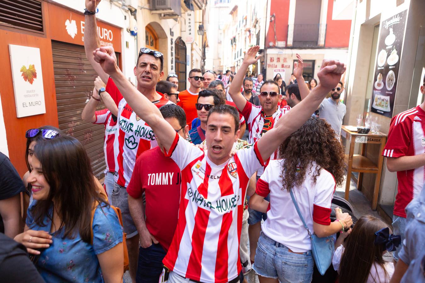 Los aficionados blanquirrojos han llenado de color las calles de Logroño en los minutos previos al encuentro frente al Hércules.