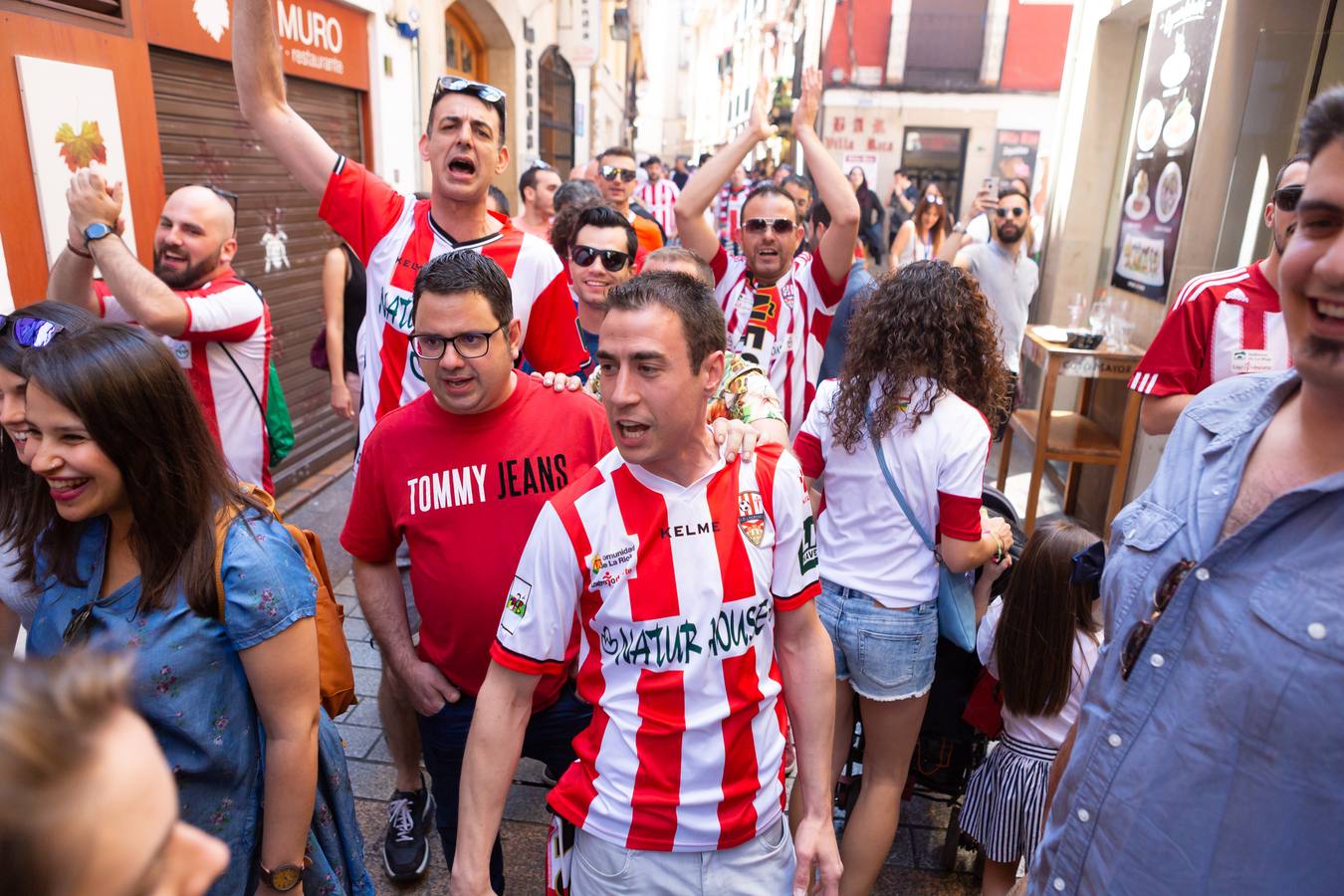 Los aficionados blanquirrojos han llenado de color las calles de Logroño en los minutos previos al encuentro frente al Hércules.