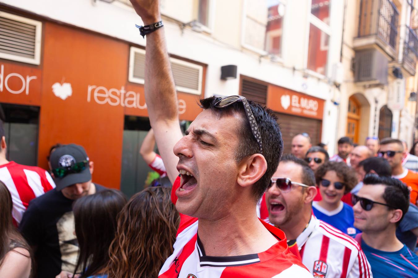 Los aficionados blanquirrojos han llenado de color las calles de Logroño en los minutos previos al encuentro frente al Hércules.