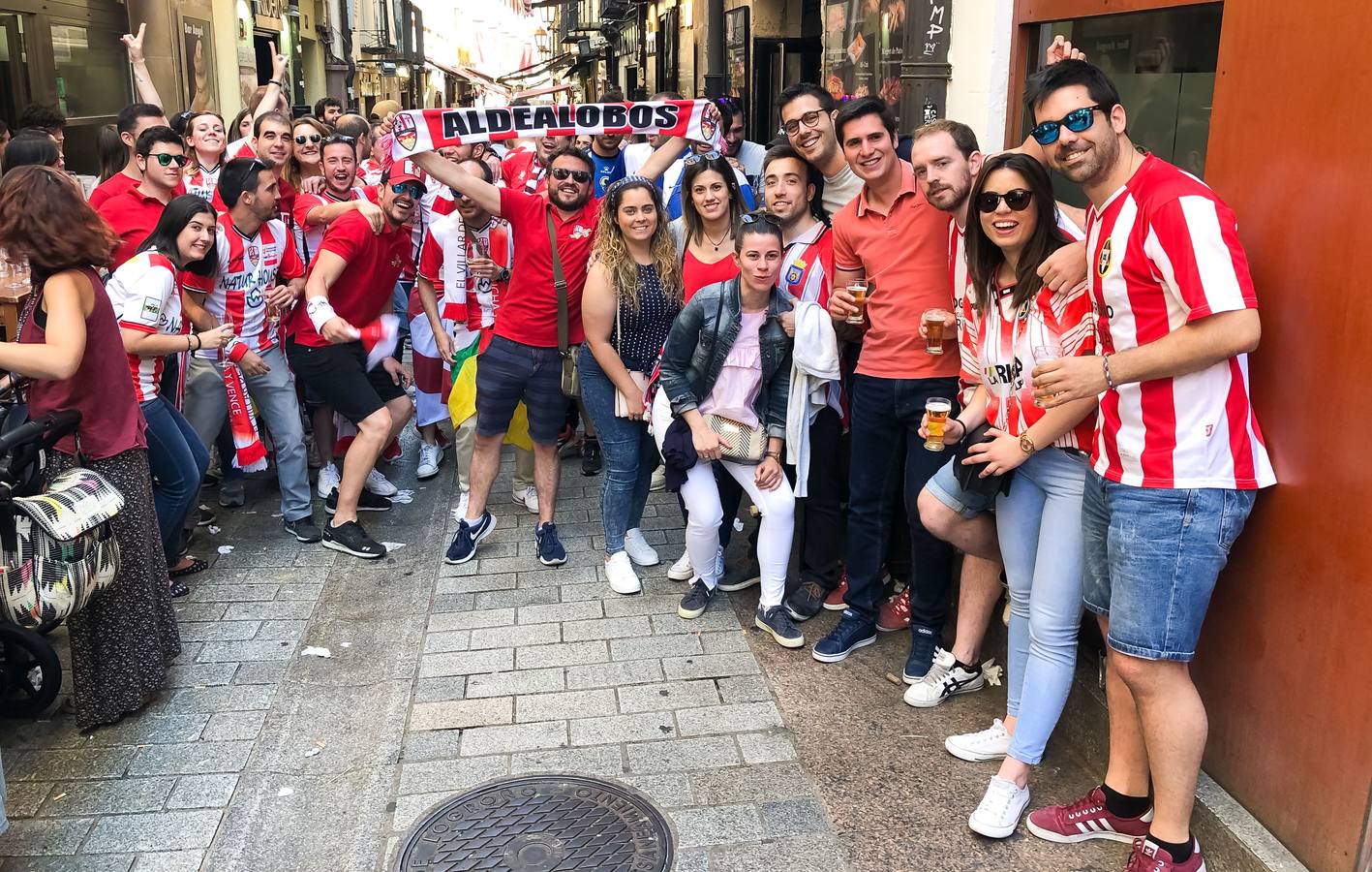 Los aficionados blanquirrojos han llenado de color las calles de Logroño en los minutos previos al encuentro frente al Hércules.