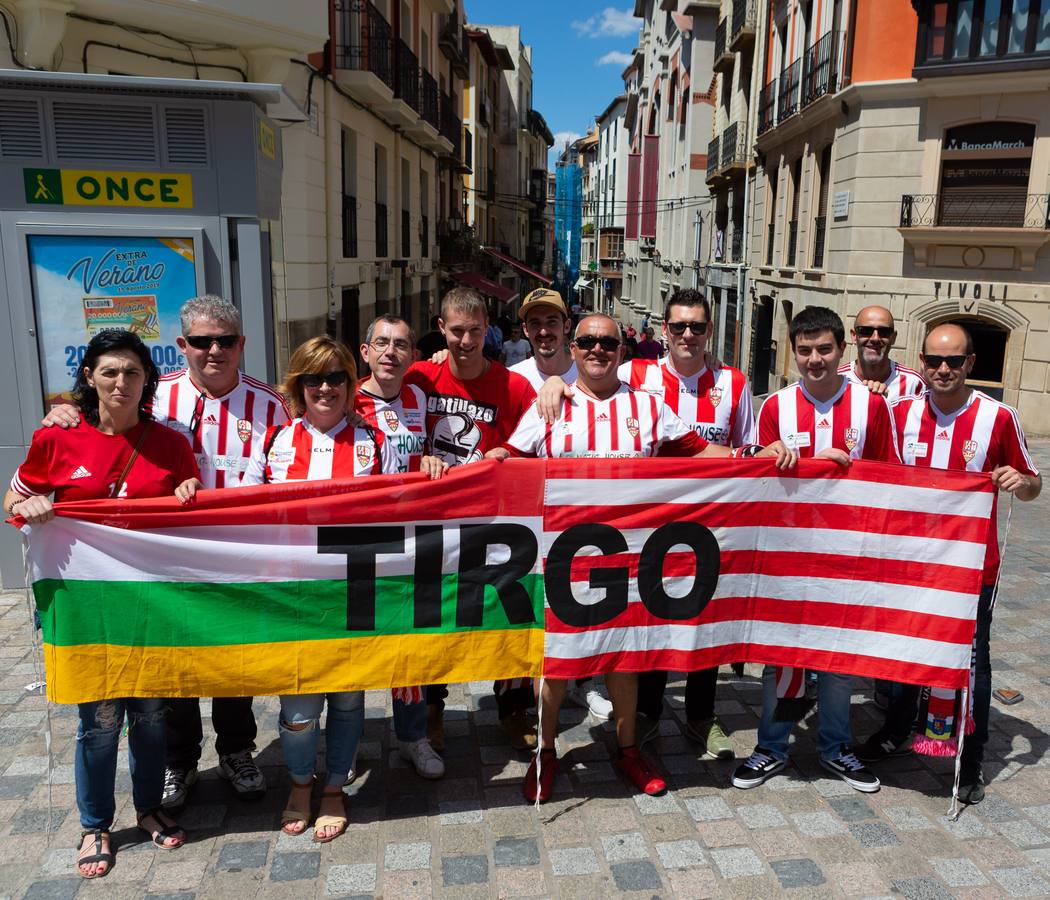 Los aficionados blanquirrojos han llenado de color las calles de Logroño en los minutos previos al encuentro frente al Hércules.