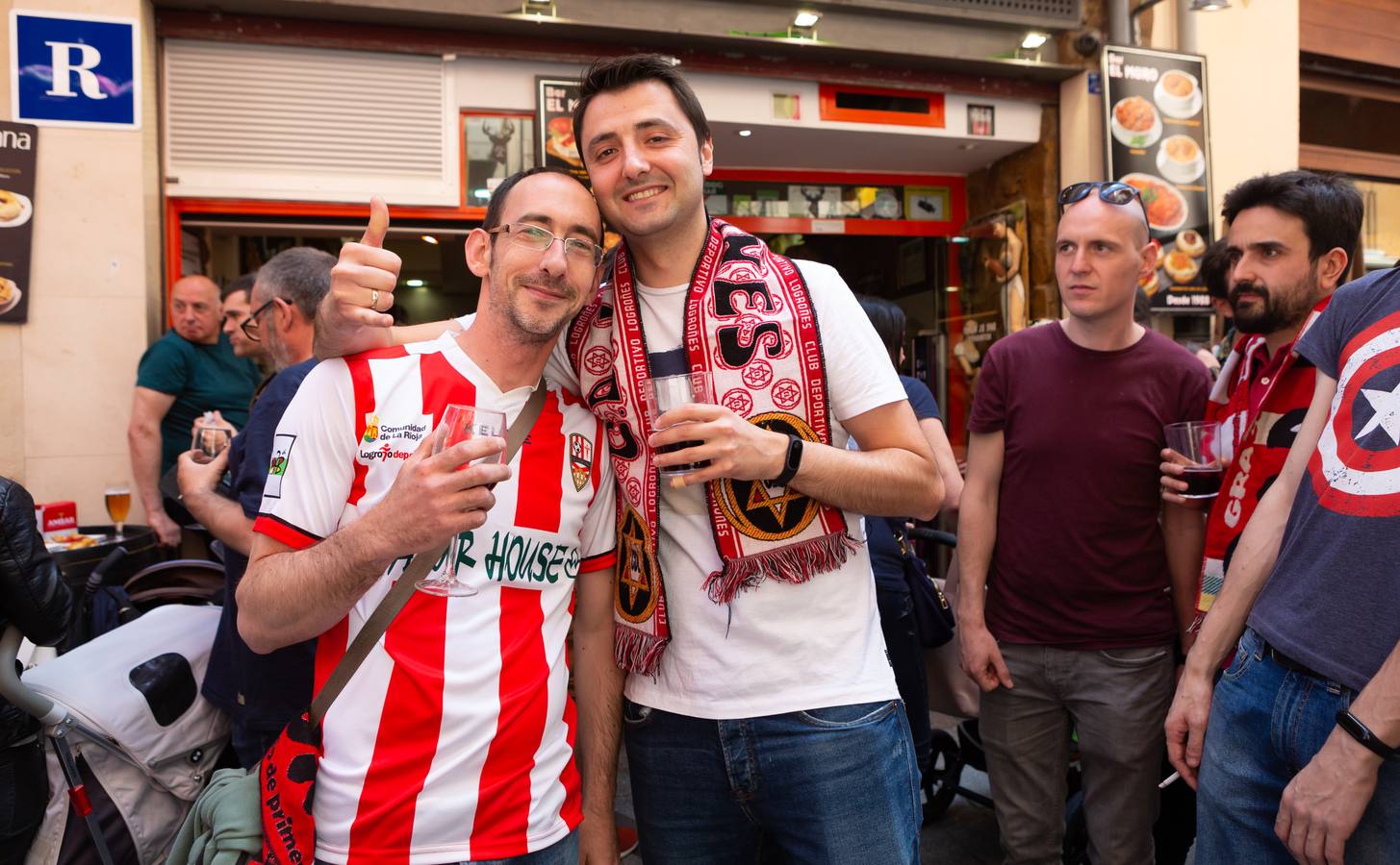 Los aficionados blanquirrojos han llenado de color las calles de Logroño en los minutos previos al encuentro frente al Hércules.