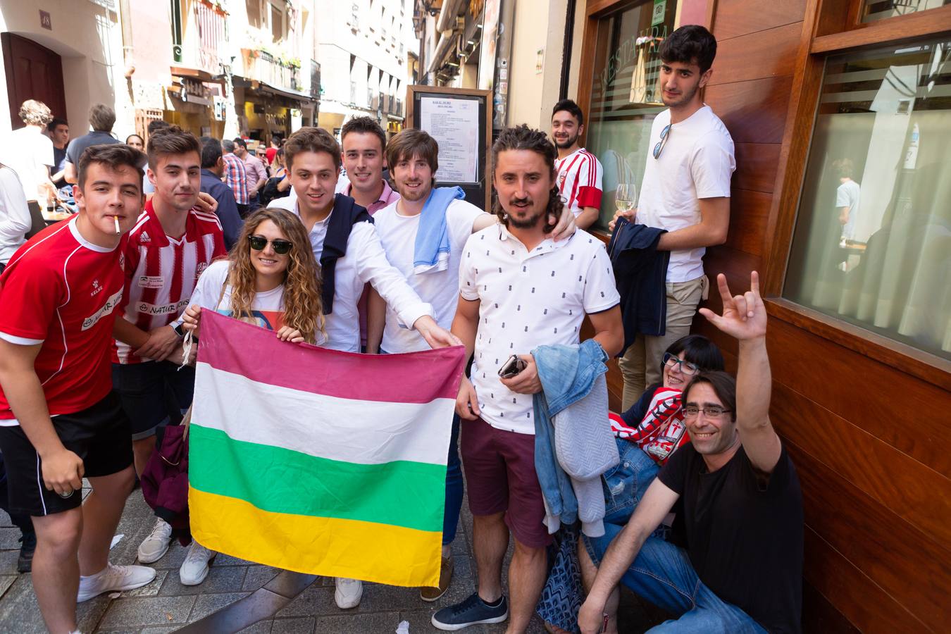 Los aficionados blanquirrojos han llenado de color las calles de Logroño en los minutos previos al encuentro frente al Hércules.