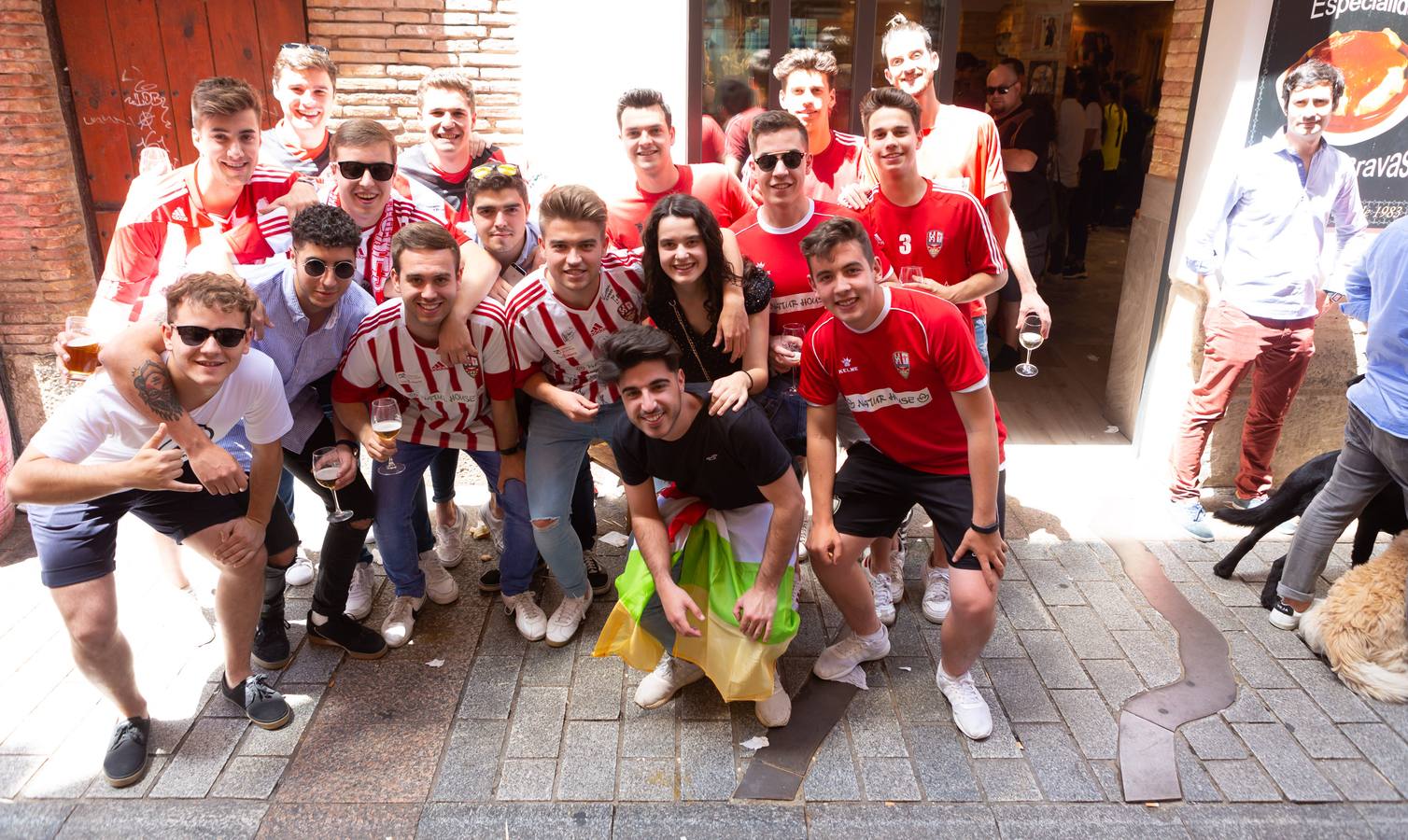 Los aficionados blanquirrojos han llenado de color las calles de Logroño en los minutos previos al encuentro frente al Hércules.