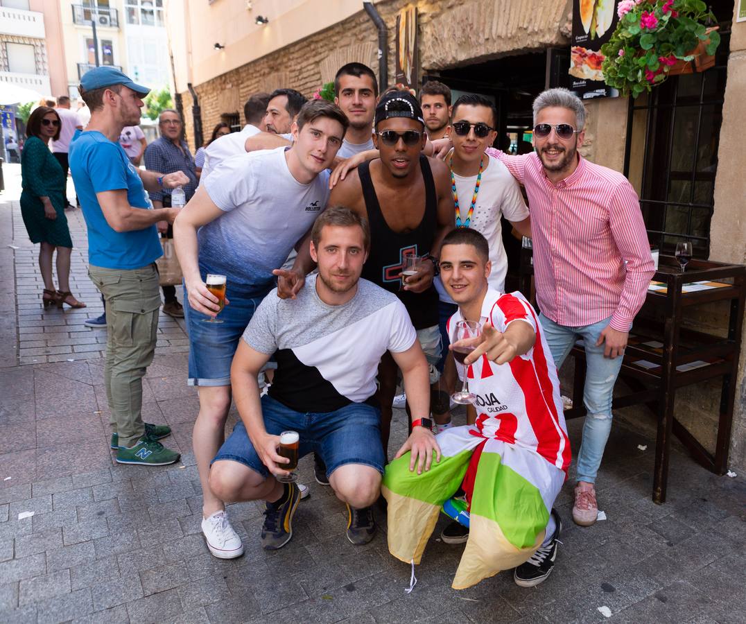 Los aficionados blanquirrojos han llenado de color las calles de Logroño en los minutos previos al encuentro frente al Hércules.