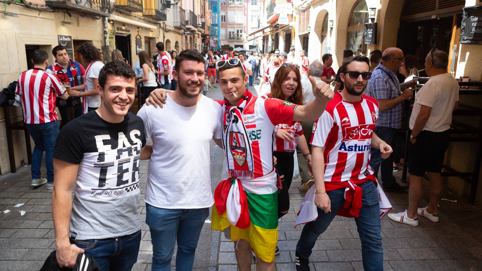 Los aficionados blanquirrojos han llenado de color las calles de Logroño en los minutos previos al encuentro frente al Hércules.