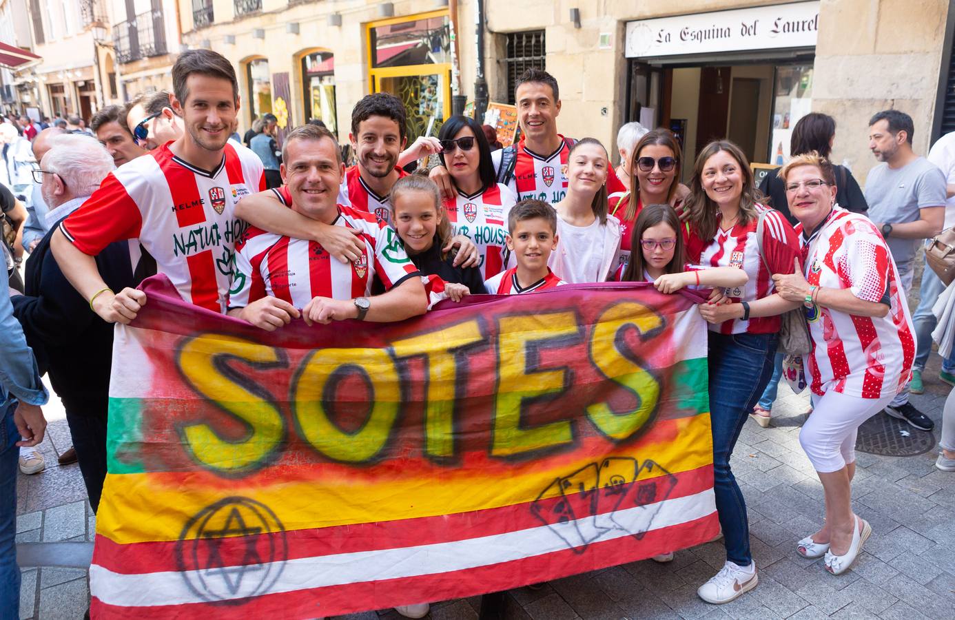 Los aficionados blanquirrojos han llenado de color las calles de Logroño en los minutos previos al encuentro frente al Hércules.