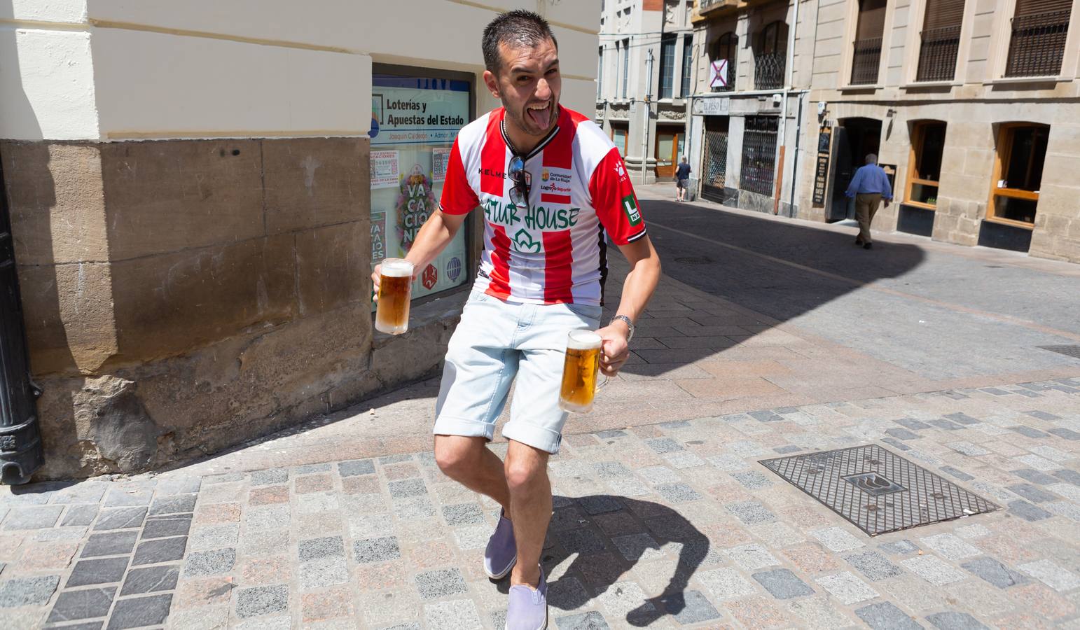 Los aficionados blanquirrojos han llenado de color las calles de Logroño en los minutos previos al encuentro frente al Hércules.