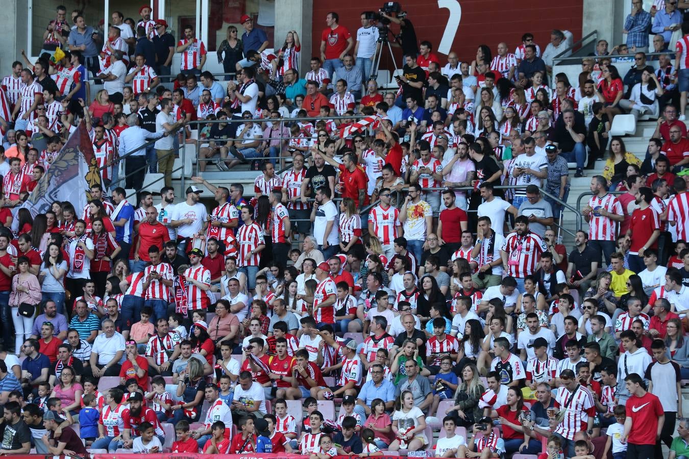 El campo municipal logroñés ha registrado un gran ambiente para el enfrentamiento entre blanquirrojos y alicantinos