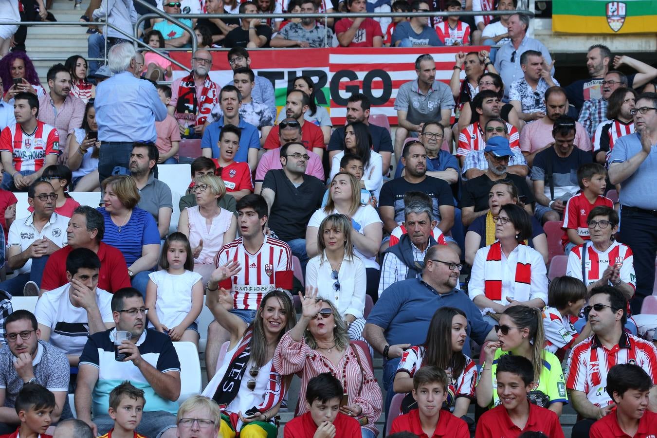 El campo municipal logroñés ha registrado un gran ambiente para el enfrentamiento entre blanquirrojos y alicantinos