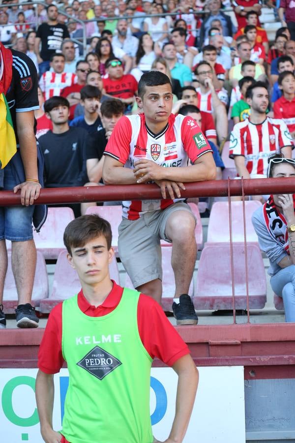 El campo municipal logroñés ha registrado un gran ambiente para el enfrentamiento entre blanquirrojos y alicantinos