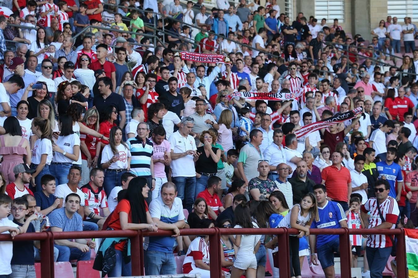 El campo municipal logroñés ha registrado un gran ambiente para el enfrentamiento entre blanquirrojos y alicantinos