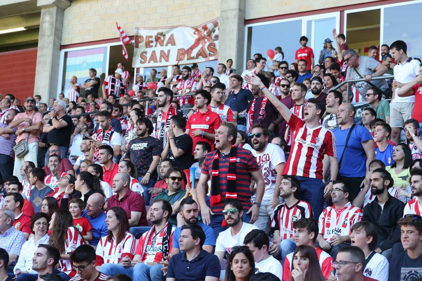 El campo municipal logroñés ha registrado un gran ambiente para el enfrentamiento entre blanquirrojos y alicantinos