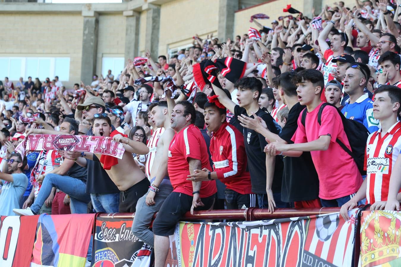 El campo municipal logroñés ha registrado un gran ambiente para el enfrentamiento entre blanquirrojos y alicantinos