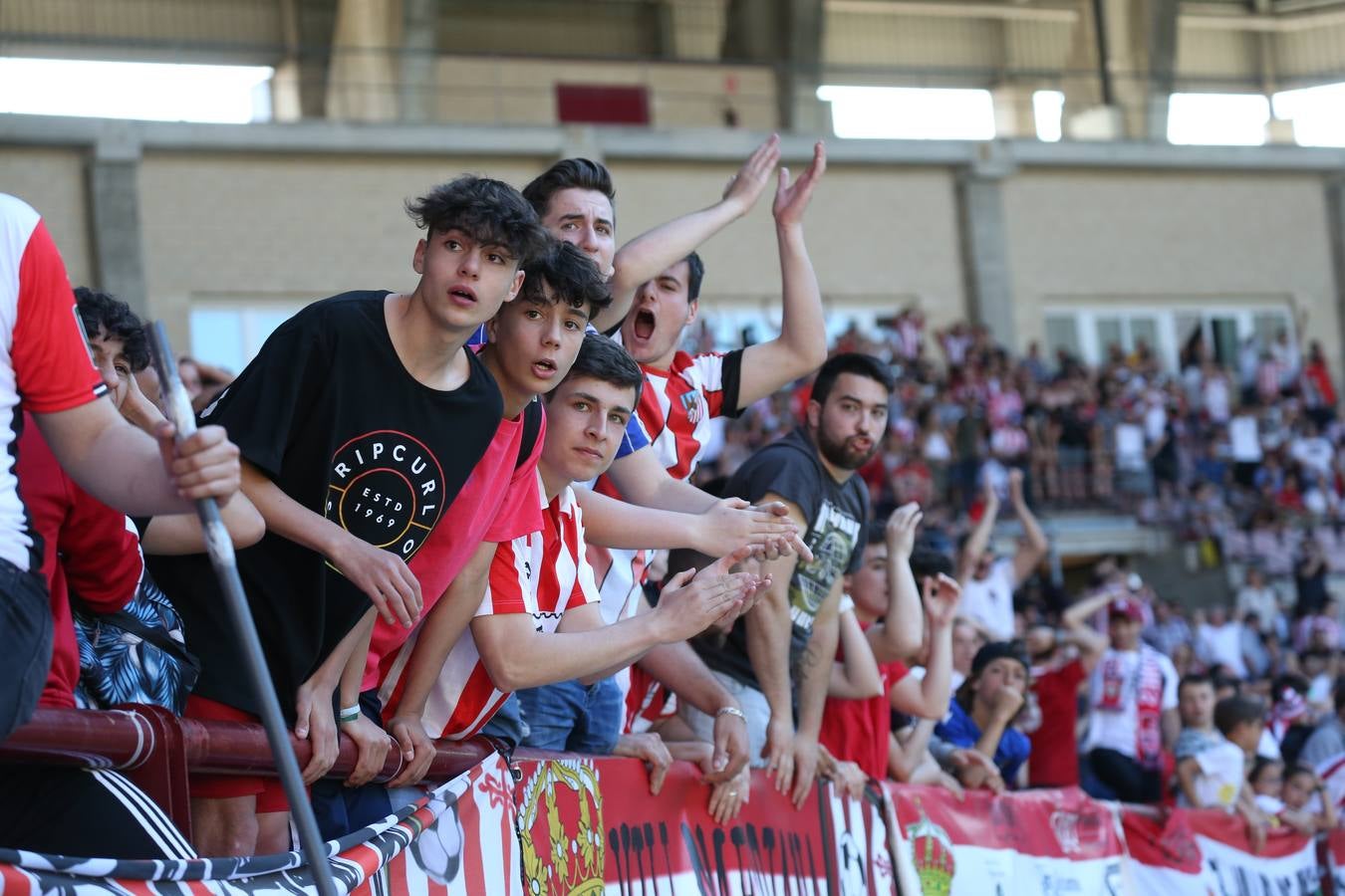 El campo municipal logroñés ha registrado un gran ambiente para el enfrentamiento entre blanquirrojos y alicantinos