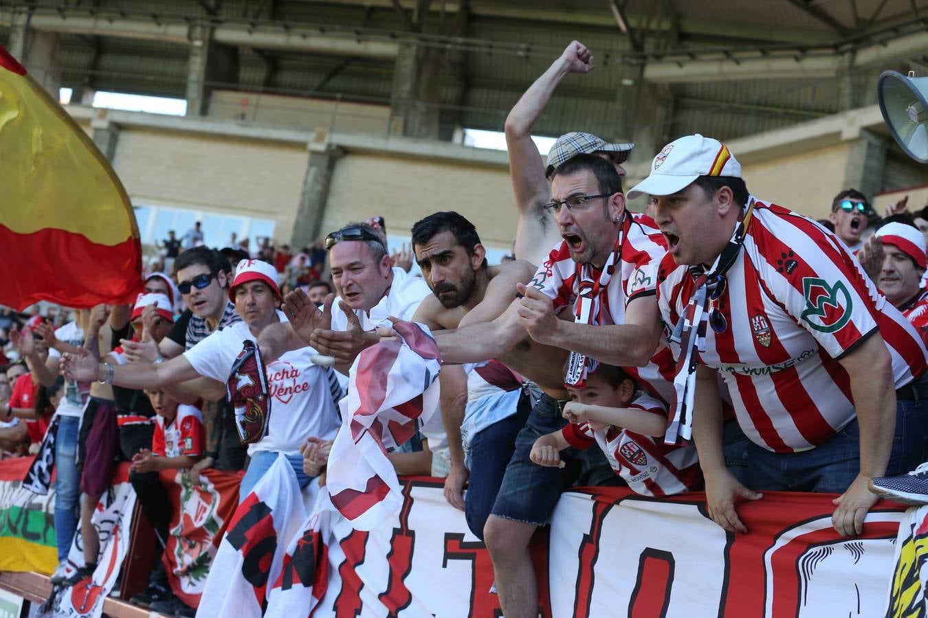 El campo municipal logroñés ha registrado un gran ambiente para el enfrentamiento entre blanquirrojos y alicantinos