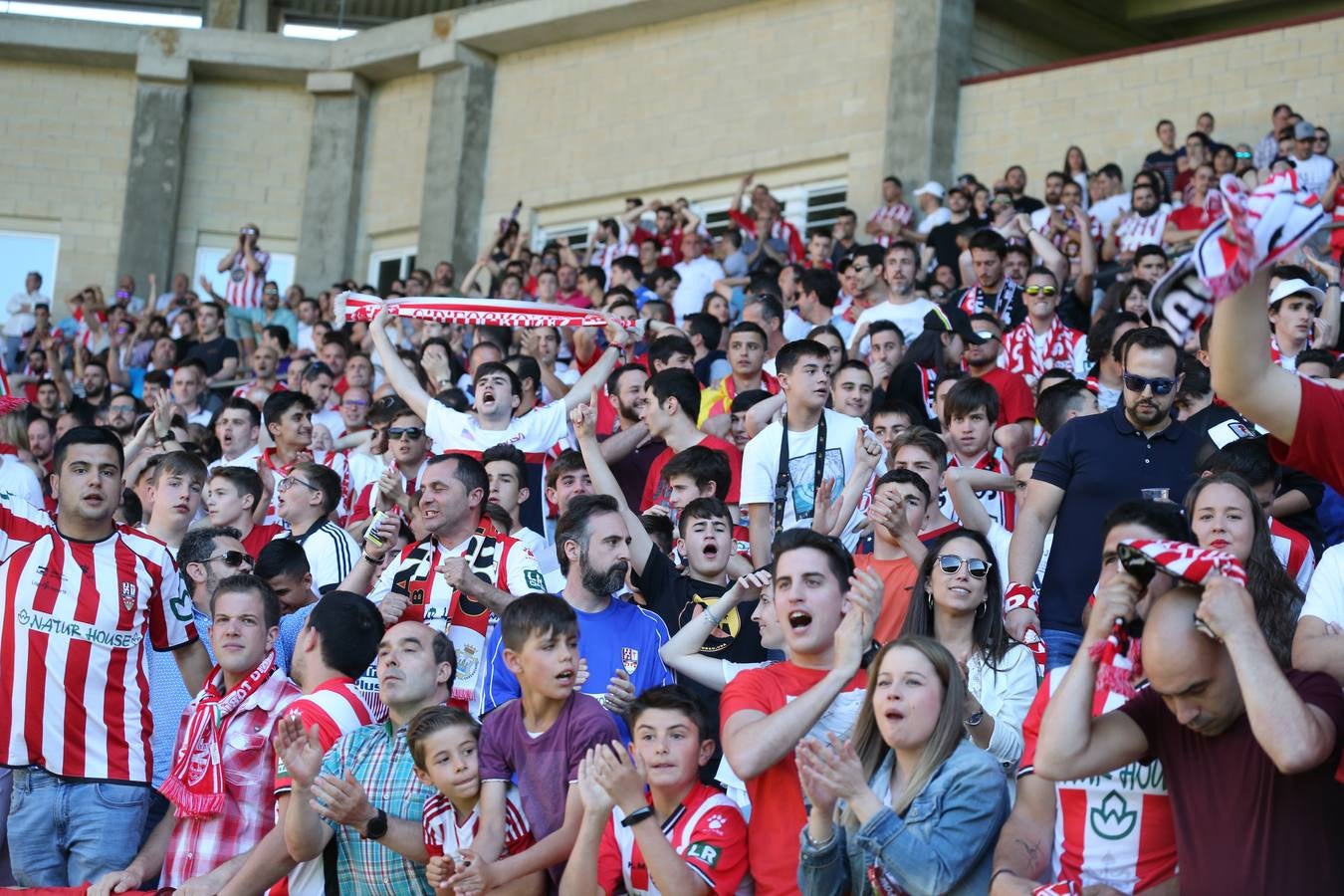 El campo municipal logroñés ha registrado un gran ambiente para el enfrentamiento entre blanquirrojos y alicantinos