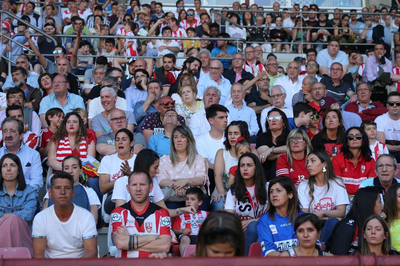 El campo municipal logroñés ha registrado un gran ambiente para el enfrentamiento entre blanquirrojos y alicantinos