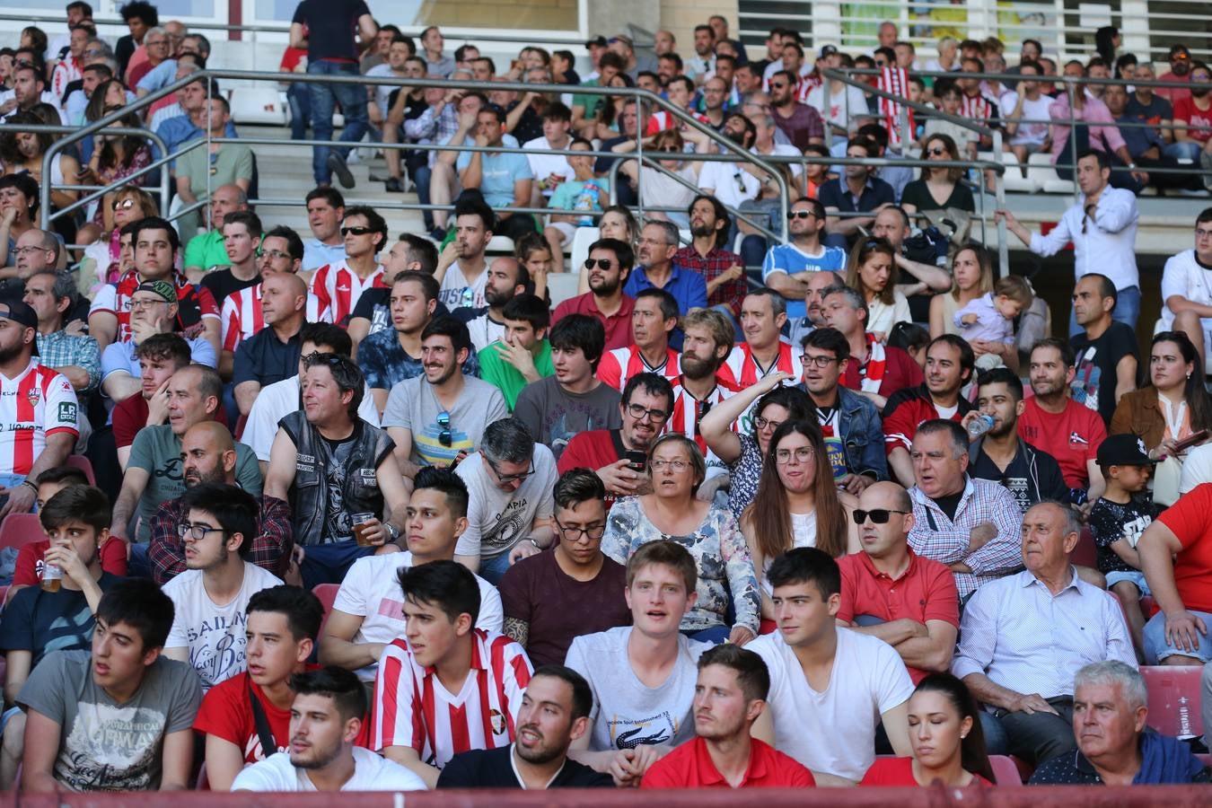 El campo municipal logroñés ha registrado un gran ambiente para el enfrentamiento entre blanquirrojos y alicantinos