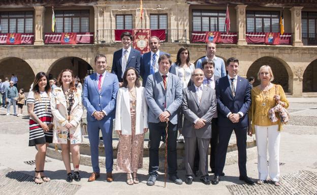 La nueva Corporación de Santo Domingo de la Calzada, en la plaza de España.