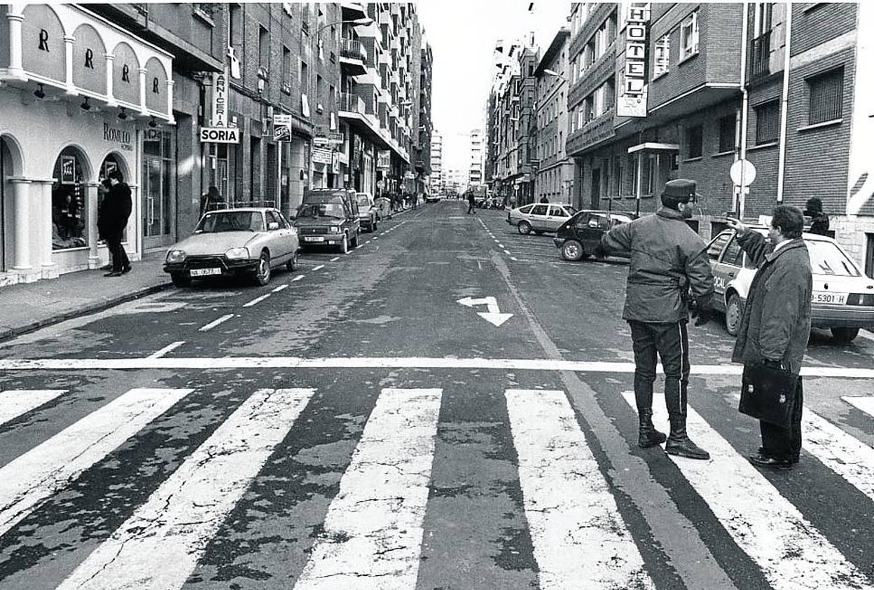  El punto de partida. Doctores Castroviejo, antes de la peatonalización en una imagen de entre 1993 y 1994. El asfalto y los vehículos dieron lugar a las baldosas y a los peatones y, a partir de ahí, la zona adquirió un uso comercial. 