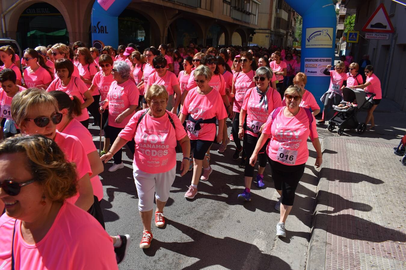 V carrera de la mujer de Autol a favor de la AECC en la que participaron más de 600 personas y se incluyó en los actos del día del deporte en la calle.