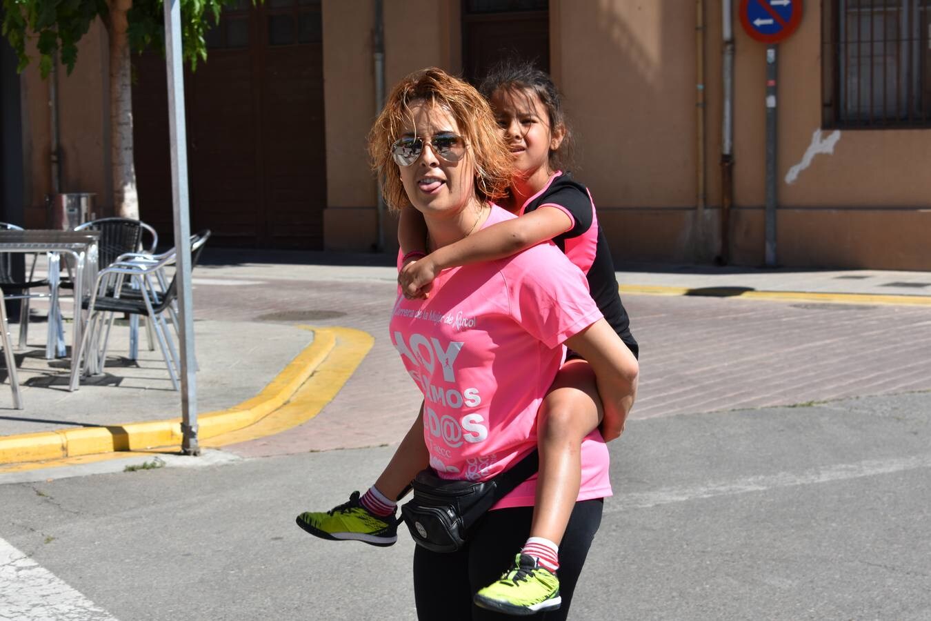 V carrera de la mujer de Autol a favor de la AECC en la que participaron más de 600 personas y se incluyó en los actos del día del deporte en la calle.