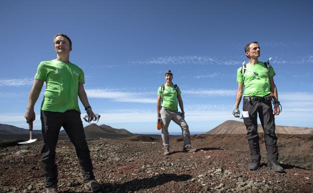 Pedro Duque, a la derecha, junto a sus compañeros de la Agencia Europa del Espacio Matthias y Luca en un curso Pangaea en Lanzarote