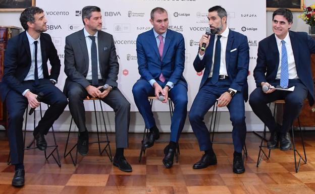 De izquierda a derecha: Fernando Belzunce, Óscar Huerta, Ignacio Mariscal, Fernando Sanz y Álvaro Fernández, en la residencia del embajador de España en Chile en el IV Foro Futuro en Español.