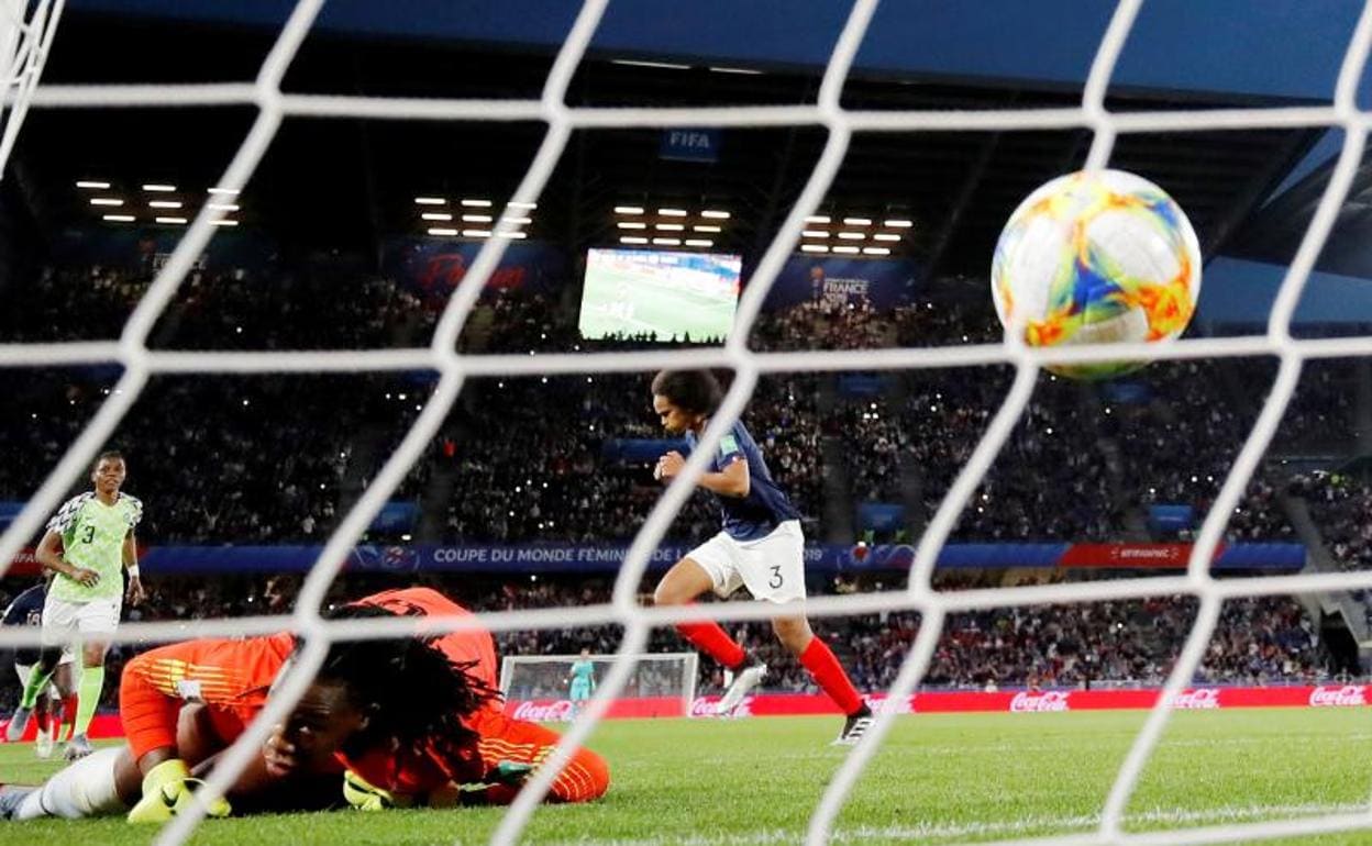 Wendie Renard convierte el penalti que le dio la victoria a Francia. 