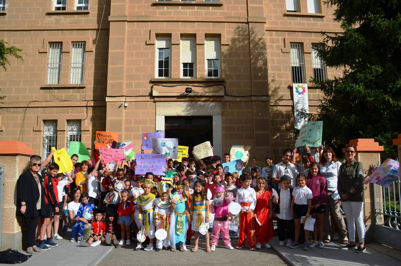 Los alumnos del colegio San Agustín han hecho un parón educativo por el Medio Ambiente.