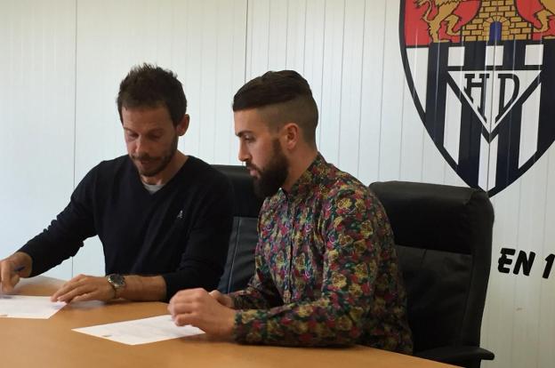 Aitor Calle, a la izquierda de la imagen, firmando el nuevo contrato junto a Jesús Otero, presidente del Haro Deportivo.