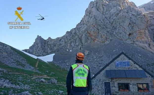 Efectivos del Greim en el refugio del Collado Jermoso.