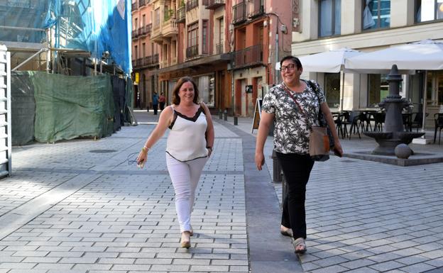 Henar Moreno y la representante de IU federal, Lola Sánchez, a su llegada a la sede del PSOE en Martínez Zaporta.