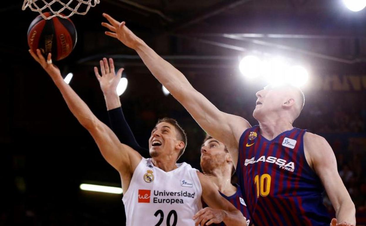 Jaycee Carroll intenta una canasta en el Palau. 