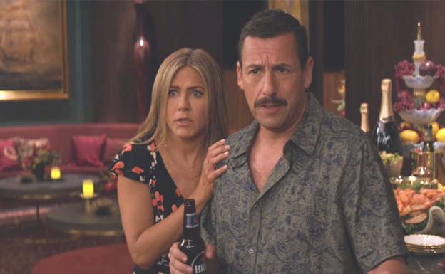 Jennifer Aniston y Adam Sandler en 'Criminales en el mar'.