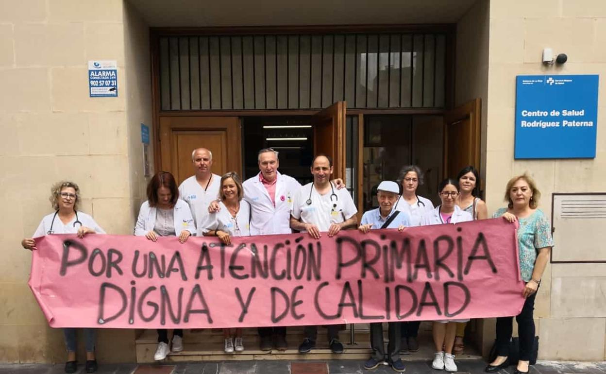 Concentración en el centro de salud Rodríguez Paterna, de Logroño. 