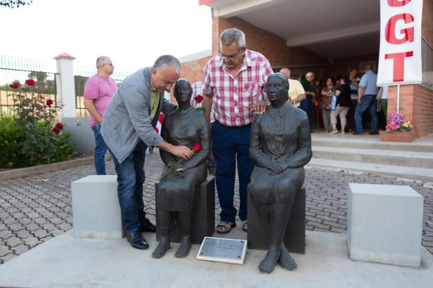 Imagen del acto celebrado por UGT, en la tarde de ayer, en el cementerio civil de Lardero. 