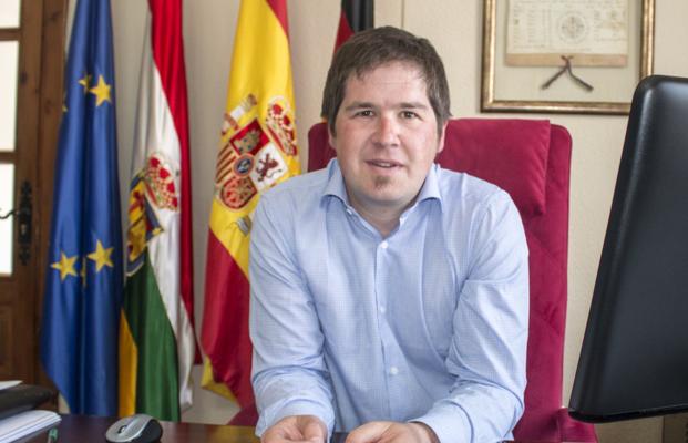 Javier Ruiz, en su despacho del Ayuntamiento de Santo Domingo de la Calzada.