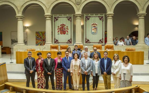 Foto de familia de los socialistas en el Paramento riojano.