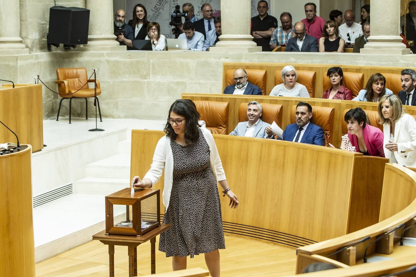 Fotos: Aplausos, gestos y discursos en la sesión para proclamar la Mesa del Parlamento riojano