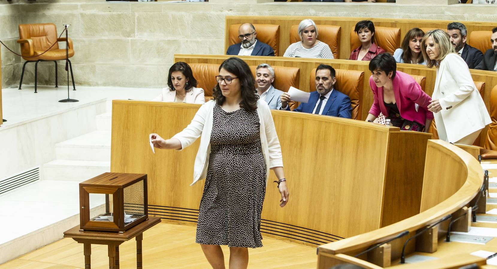 Fotos: Aplausos, gestos y discursos en la sesión para proclamar la Mesa del Parlamento riojano